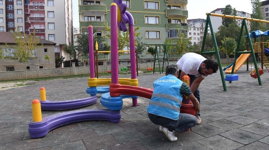 Muş’ta tahrip olan parkların bakımını sürdürüyor