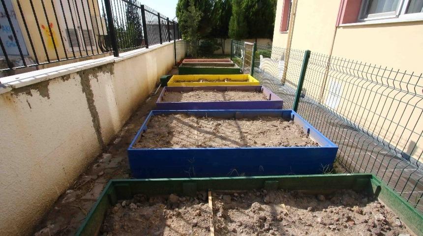 Bayraklı’da okullar yenileniyor