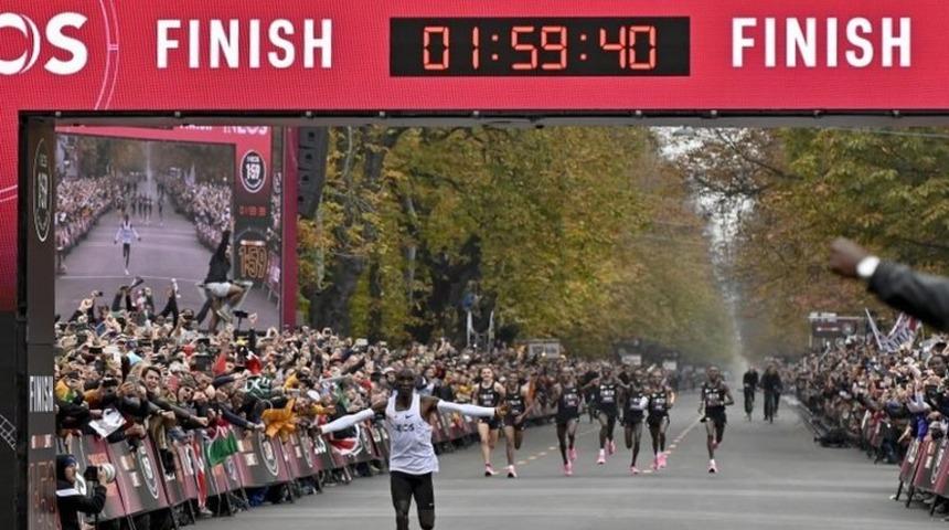 Kenyalı atlet Eliud Kipchoge, maratonu iki saatin altında koşan ilk sporcu olarak tarihe ge&ccedil;ti