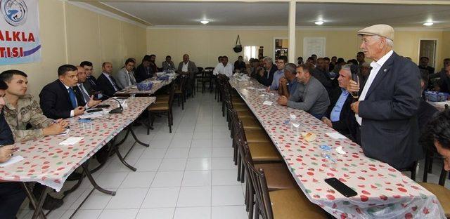 Kaymakam Mehmetbeyoğlu, mahalle muhtarları ve vatandaşlara bir araya geldi