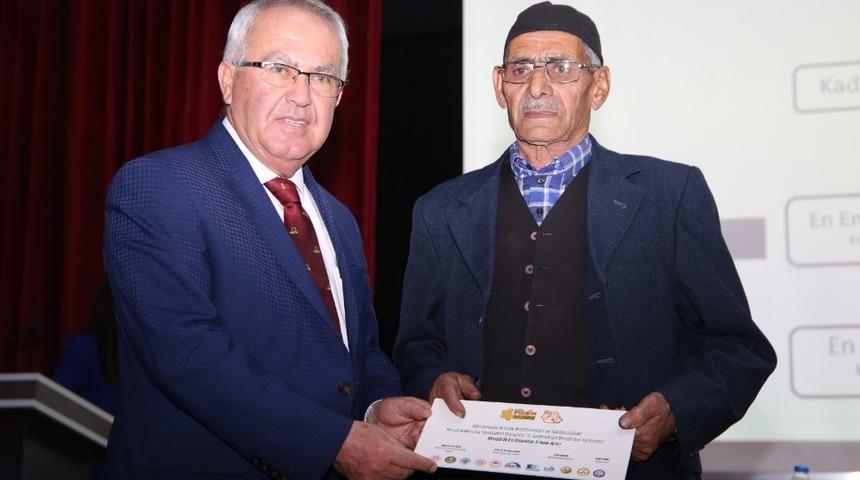 Bingöl’de bal yarışmasında dereceye girenlere ödülleri verildi