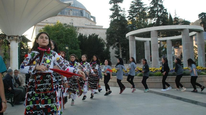 İspanyol m&uuml;ziği ile halk oyunu oynadılar