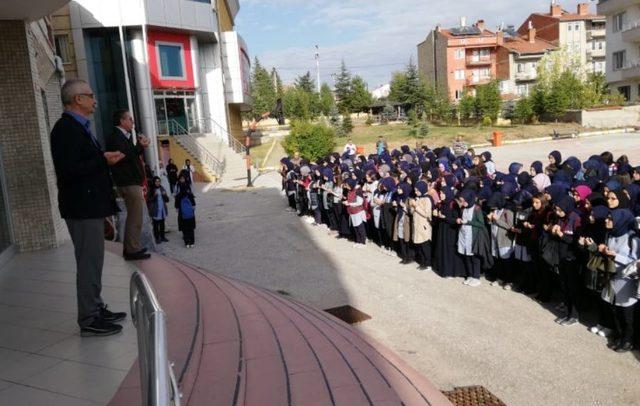 Öğrenciler, Bayrak töreni Fetih suresini okudu