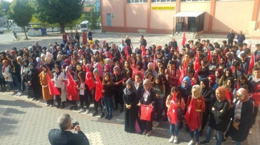 &Ouml;ğrenciler, Bayrak t&ouml;reni Fetih suresini okudu