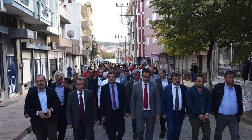 Başkan &Ouml;z, sporla ilgilenen gen&ccedil;lerle yakından ilgi g&ouml;steriyor