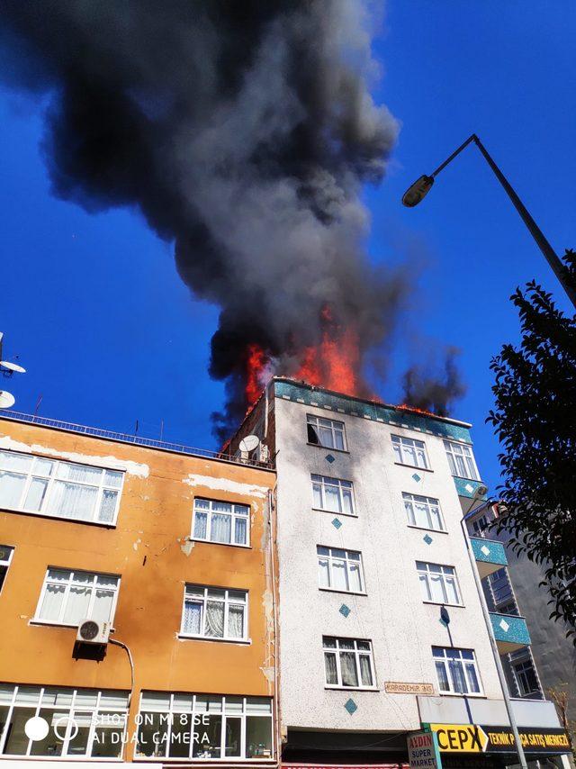 Bağcılar'da binanın çatısı alev alev yandı (1)