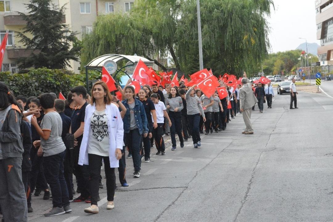 Tekden Koleji &Ouml;ğrencilerinden Mehmet&ccedil;iğe Komando Marşlı Destek