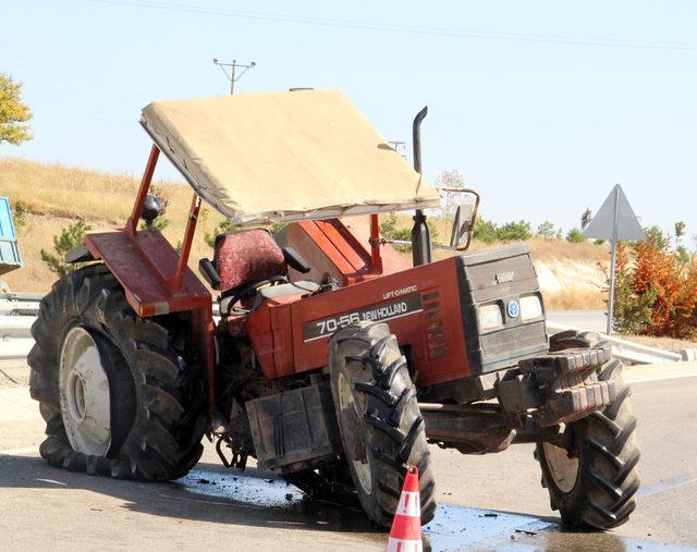Otomobille traktör çarpıştı: 1 ölü, 2 yaralı
