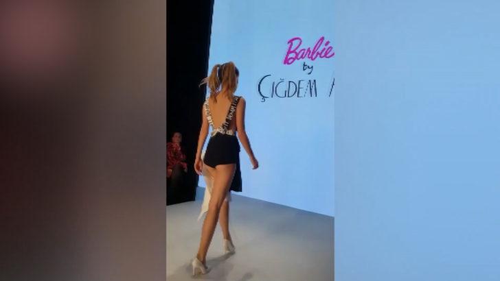 Itır Esen, derin dekolteli kıyafetiyle podyumda G2