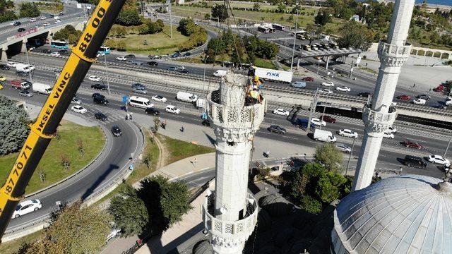 Avcılar’da hasarlı minarenin sökülme anı drone ile havadan görüntülendi