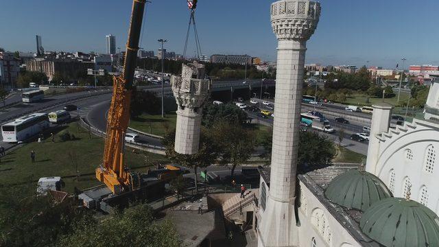 (Havadan fotoğrafla) Avcılar'da depremde yıkılan minarenin ilk parçası söküldü