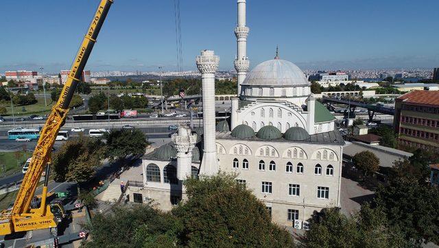 (Havadan fotoğrafla) Avcılar'da depremde yıkılan minarenin ilk parçası söküldü