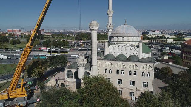 (Havadan fotoğrafla) Avcılar'da depremde yıkılan minarenin ilk parçası söküldü