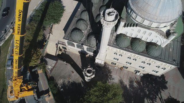 (Havadan fotoğrafla) Avcılar'da depremde yıkılan minarenin ilk parçası söküldü