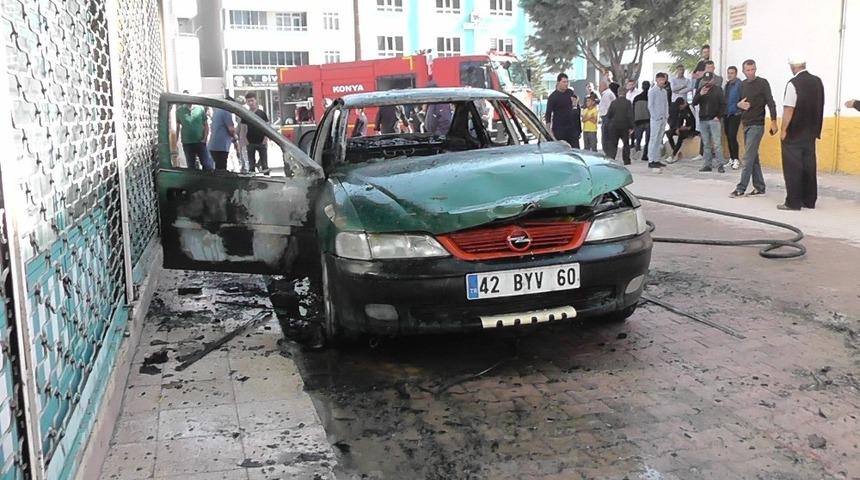 Otomobil alev alev yandı