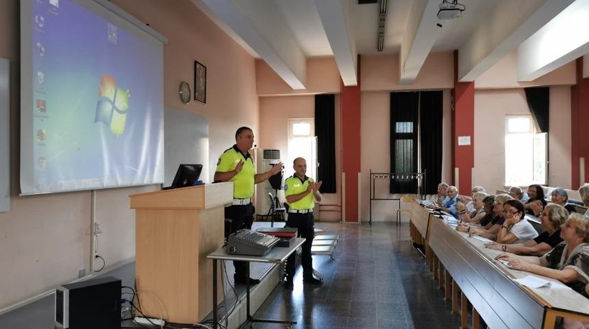 60+ Tazelenme &Uuml;niversitesi &ouml;ğrencilerine trafik eğitimi