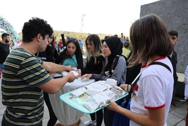 Bartın Üniversitesi öğrencilerine çay ve kestane ile ‘Hoş Geldiniz’ dedi