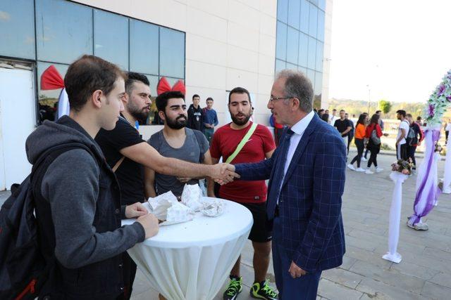 Bartın Üniversitesi öğrencilerine çay ve kestane ile ‘Hoş Geldiniz’ dedi