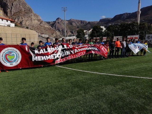 Futbolculardan Mehmetçiğe pankartlı destek