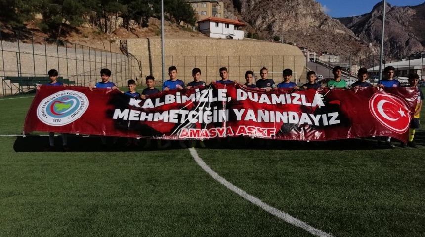Futbolculardan Mehmet&ccedil;iğe pankartlı destek