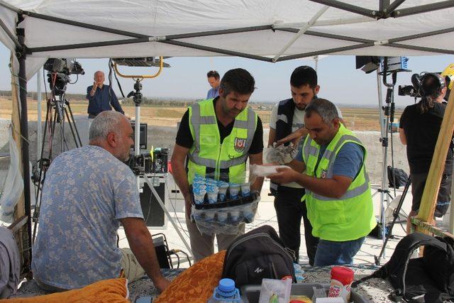 Sınırda görev yapan basın mensuplarına yemek ikramı