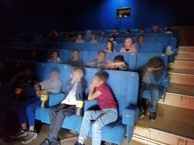 Sokakta çalışan ve proje bünyesinde açılan kurslara düzenli olarak katılan 50 çocuk,  sinemaya götürüldü