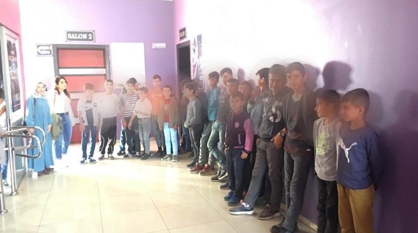 Sokakta &ccedil;alışan ve proje b&uuml;nyesinde a&ccedil;ılan kurslara d&uuml;zenli olarak katılan 50 &ccedil;ocuk,  sinemaya g&ouml;t&uuml;r&uuml;ld&uuml;