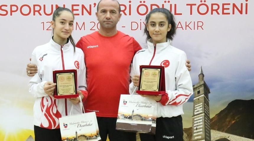 Bağlar Belediyespor&rsquo;un Milli Karatecilerine "Yılın Enleri " &ouml;d&uuml;l&uuml;