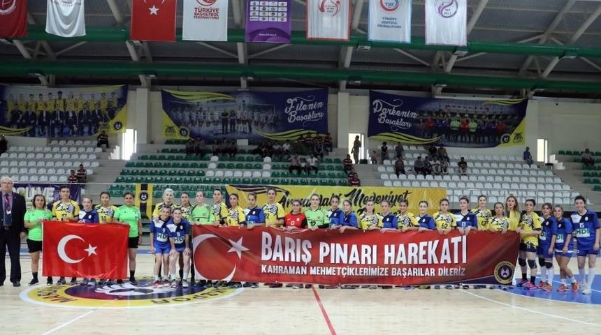 Parkenin başaklarından Barış Pınarı Harekatına pankartlı destek