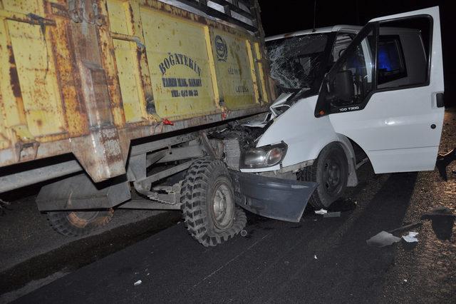 Minibüs, traktörün römorkuna çarptı: 5 yaralı