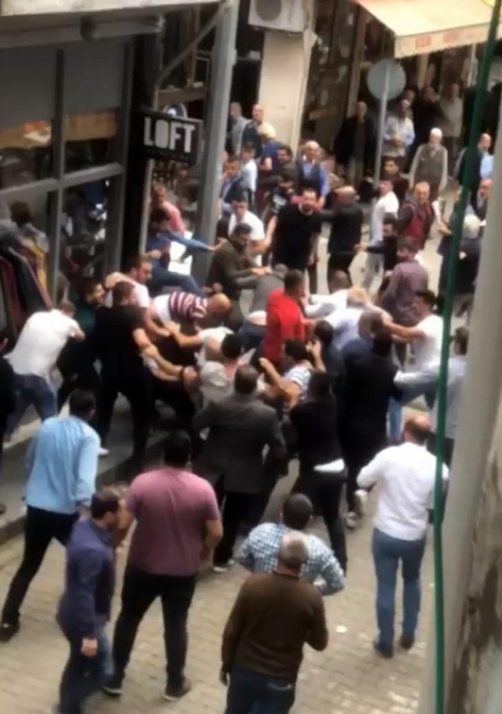 Trafikte ‘yol verme' kavgası: Yumruklar havada uçuştu G1