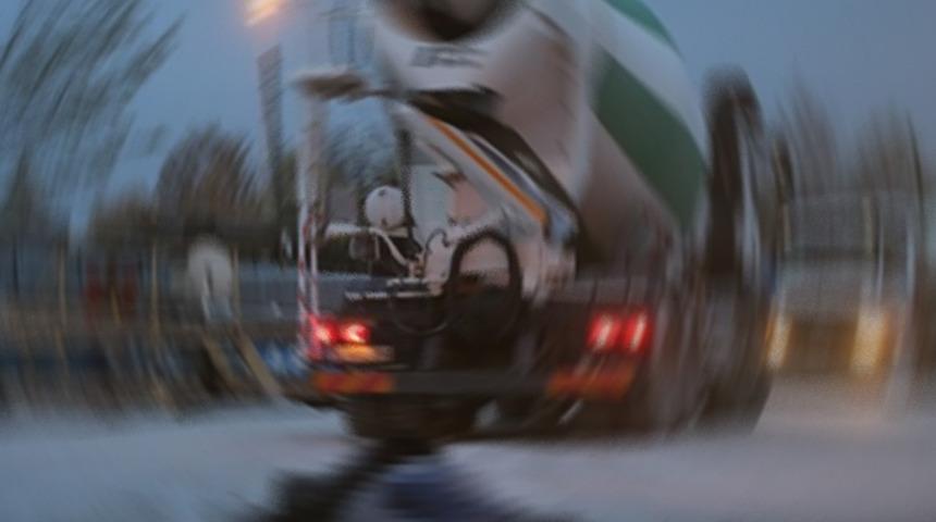 Ölümün böylesi! Talihsiz kadın beton mikserinin altında can verdi!