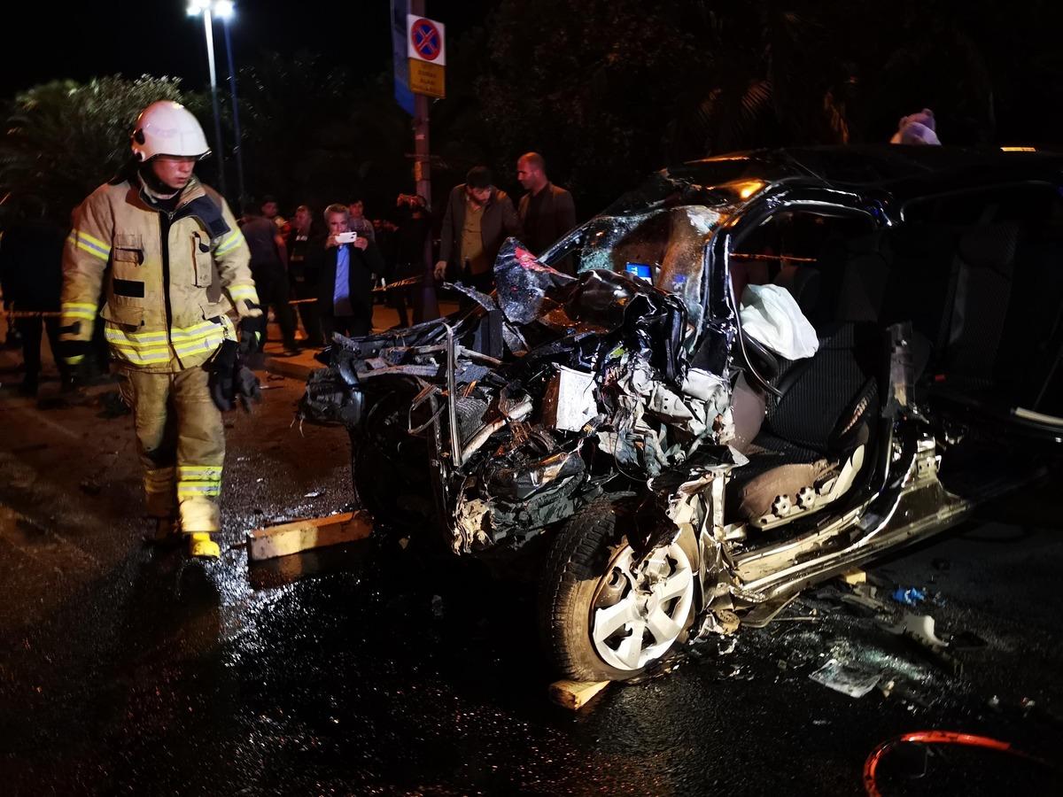 L&uuml;ks ara&ccedil; bu hale geldi! İstanbul'da dehşete d&uuml;ş&uuml;ren kaza!