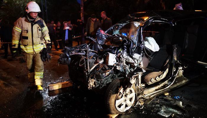 Lüks araç bu hale geldi! İstanbul'da dehşete düşüren kaza!