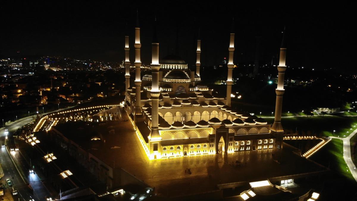 Vatandaşlar Mehmet&ccedil;ik i&ccedil;in &Ccedil;amlıca Camii&rsquo;ne koştu