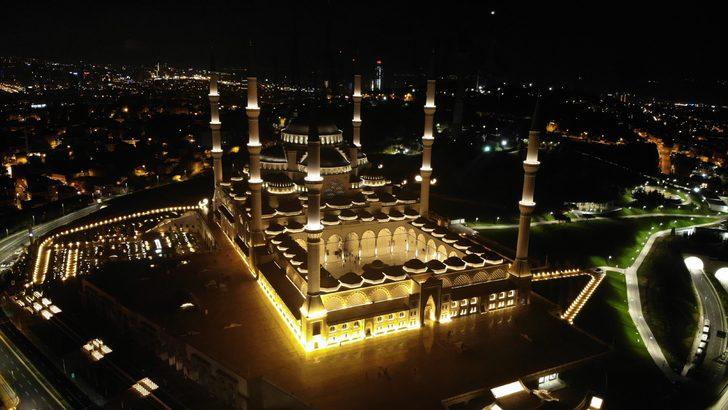 Vatandaşlar Mehmetçik için Çamlıca Camii’ne koştu G1