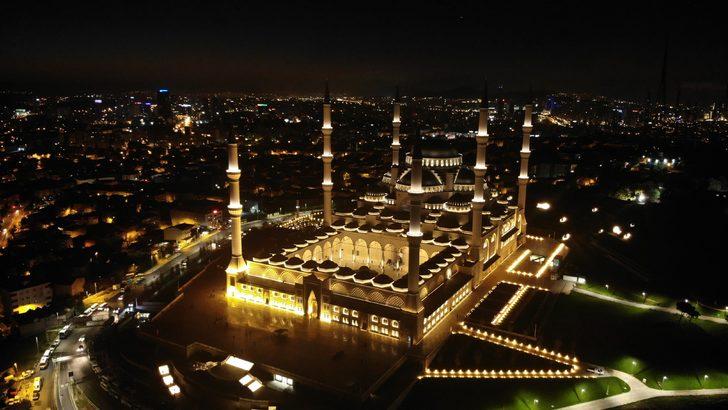 Vatandaşlar Mehmetçik için Çamlıca Camii’ne koştu G2