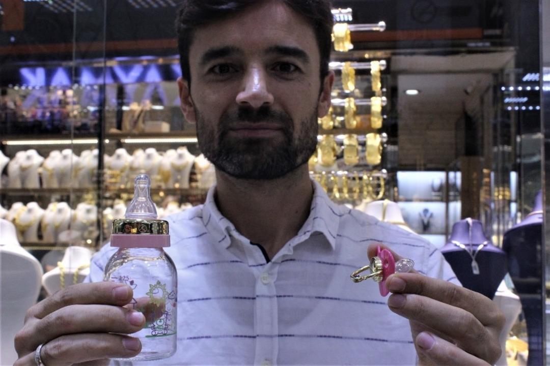 (&Ouml;zel) Bebekler s&uuml;t&uuml; altın biberondan i&ccedil;iyor