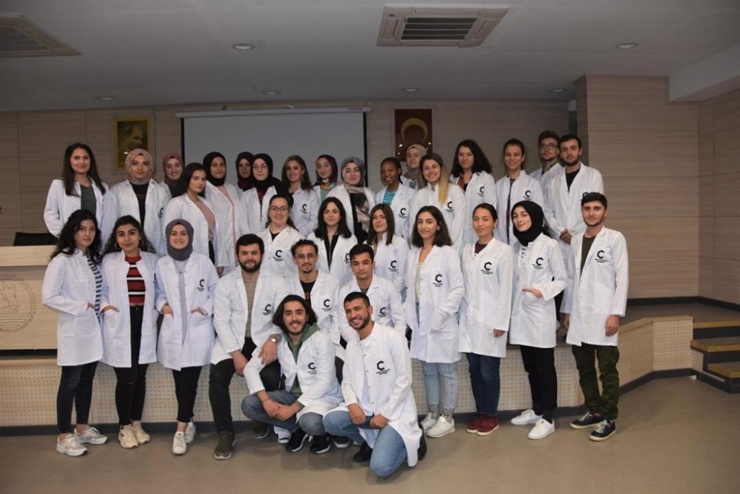 OM&Uuml;&rsquo;n&uuml;n kimyager adayları beyaz &ouml;nl&uuml;klerini giydi