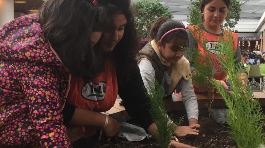 Kız &ccedil;ocuklarının &lsquo;en &ccedil;evreci&rsquo; kutlaması