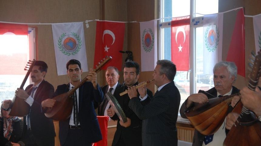 Vali Masatlı, &Ccedil;ıldır İl&ccedil;esinde Tarihi ve &Uuml;nl&uuml; Ozan Aşık Şenliği anma etkinliğine katıldı.