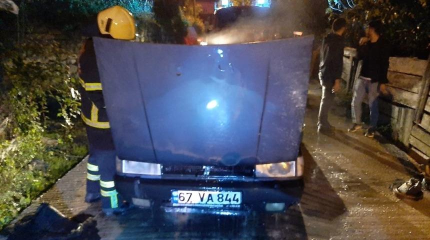Seyir halindeki otomobil alev aldı
