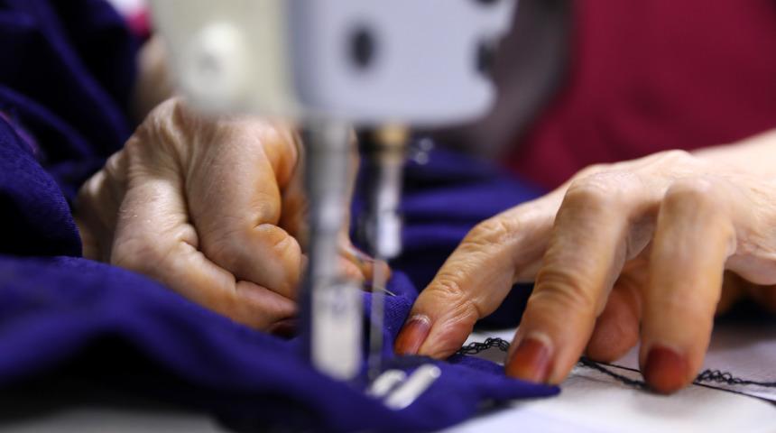 Metresini 2 liradan aldıkları kumaştan elbise yapıp, 150 liraya satıyorlar
