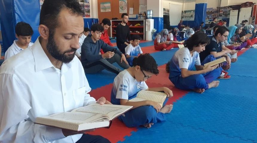 Wushu sporcuları Mehmet&ccedil;ik i&ccedil;in Fetih Suresi okudu
