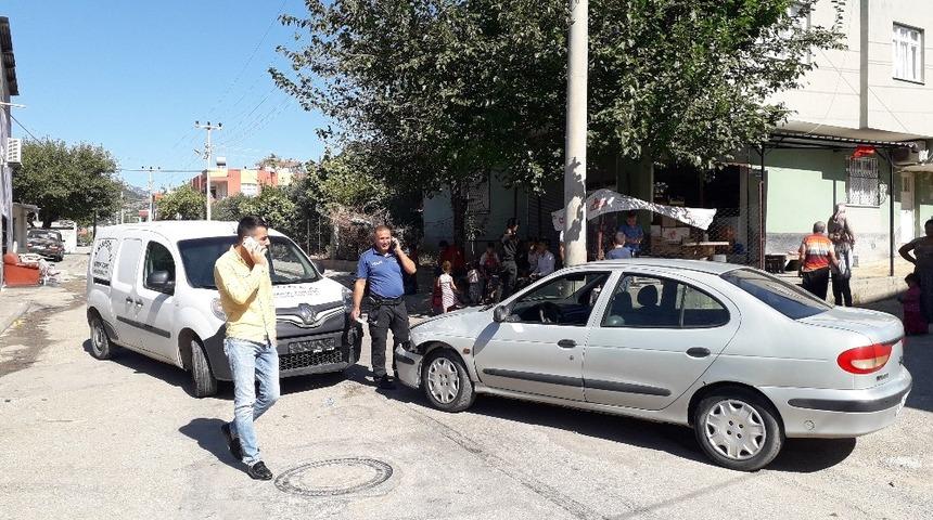 Otomobil ile kamyonet çarpıştı: 1 yaralı