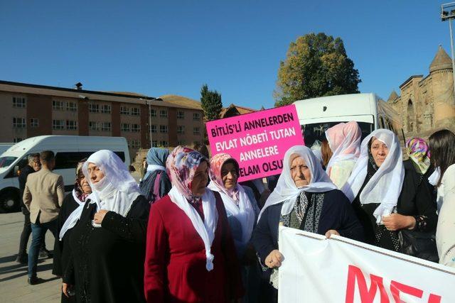 Bitlisli kadınlar, annelere destek için Diyarbakır’a gitti