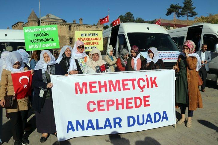 Bitlisli kadınlar, annelere destek için Diyarbakır’a gitti
