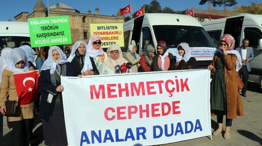Bitlisli kadınlar, annelere destek için Diyarbakır’a gitti