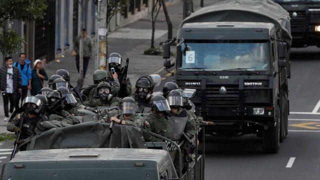 Askeri araçlar Quito sokaklarında