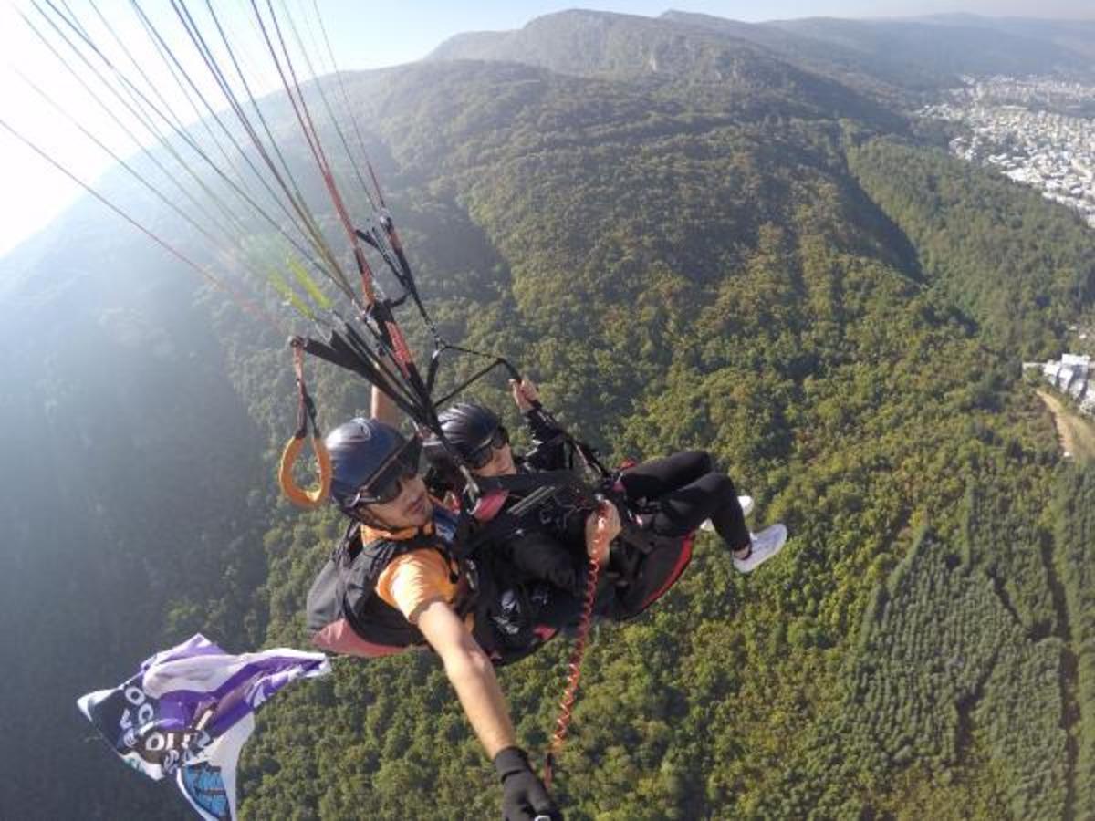 Eşinden boşanan kadın paraş&uuml;tle atlayıp, lokma dağıttı